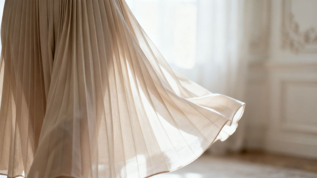 Eleganter Faltenrock in neutralen Tönen im Wohnzimmer.