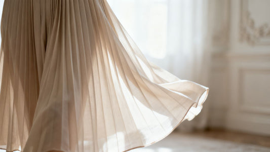 Eleganter Faltenrock in neutralen Tönen im Wohnzimmer.